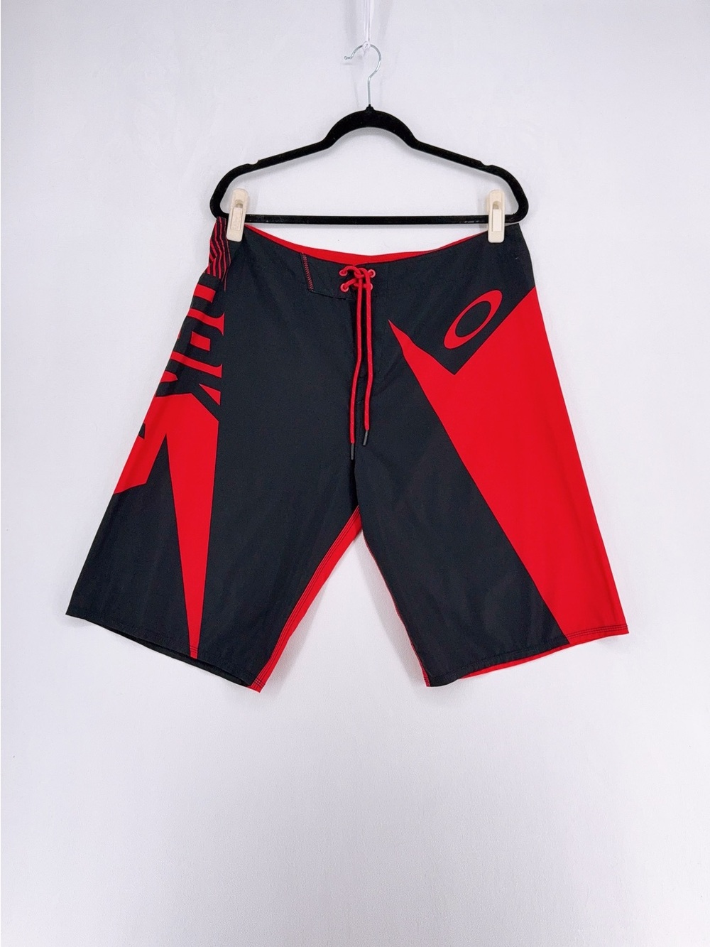 Oakley Moto Slab Men’s Size 36 Black Red Board Shorts